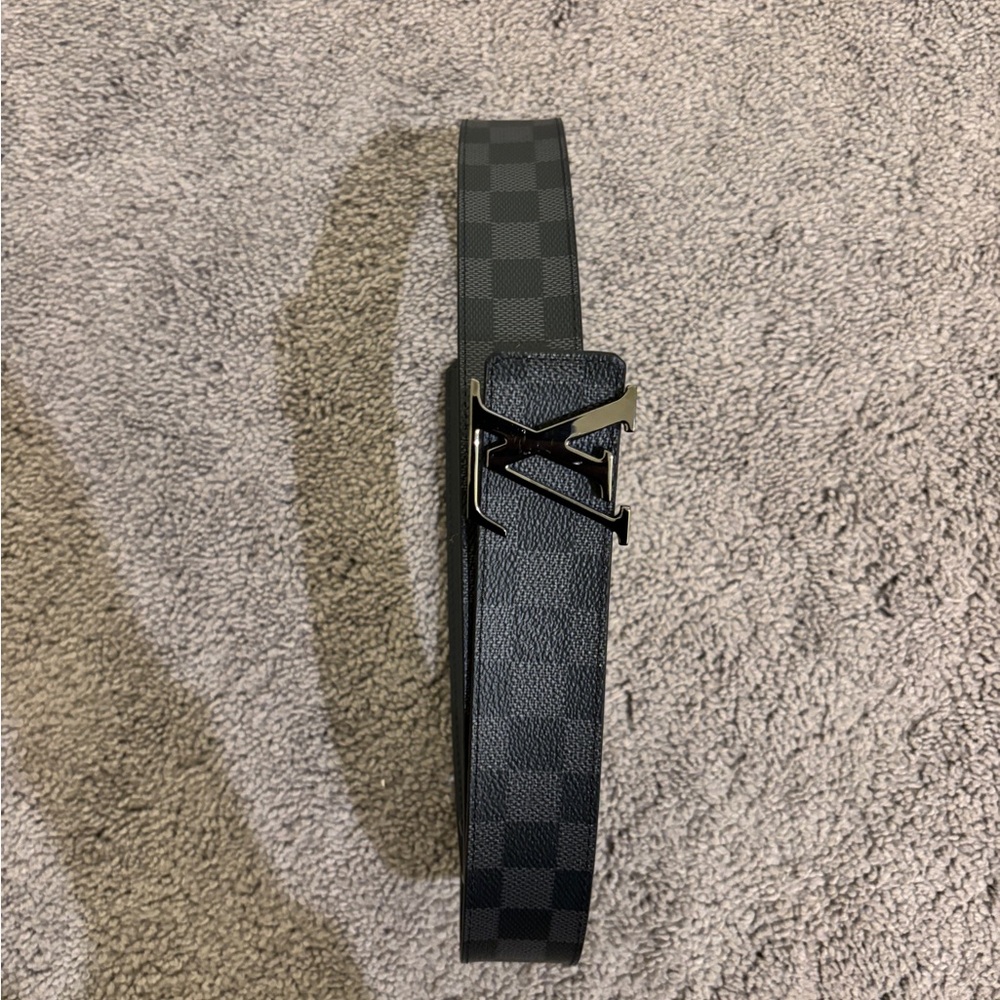 Louis Vuitton Stylish Black Checkered Men's Bag ( M0213)

100CM , 40 Inches